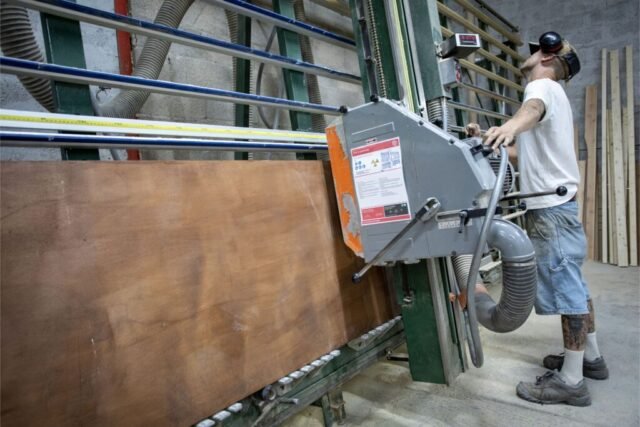 Découpe grands panneaux de bois